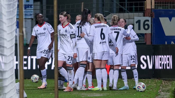 Spielerinnen von Eintracht Frankfurt II mit Torjubel, Jubel, jubeln, jubelt, optimistisch, Spielszene, Highlight, Freude über das Tor zum 0:1, DIE DFB-RICHTLINIEN UNTERSAGEN JEGLICHE NUTZUNG VON FOTOS ALS SEQUENZBILDER UND ODER VIDEOÄHNLICHE FOTOSTRECKEN. DFB REGULATIONS PROHIBIT ANY USE OF PHOTOGRAPHS AS IMAGE SEQUENCES AND OR QUASI-VIDEO., 18.02.2026, Meppen (Deutschland), Fussball, 2. Frauen-Bundesliga, SV Meppen - Eintracht Frankfurt II
