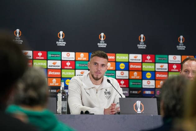 Fussball: UEFA Europa League 2025 26 Pressekonferenz Celtic FC vs VfB Stuttgart (Hinspiel) - Ermedin Demirovic (VfB Stuttgart, 9) bei der Pressekonferenz vor dem Hinspiel der UEFA Europa League zwischen Celtic Glasgow FC und VfB Stuttgart in Glasgow, Schottland, am 18. Februar 2026. Copyright: xJOERANxSTEINSIEKx