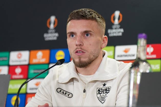 Fussball: UEFA Europa League 2025 26 Pressekonferenz Celtic FC vs VfB Stuttgart (Hinspiel) - Ermedin Demirovic (VfB Stuttgart, 9) bei der Pressekonferenz vor dem Hinspiel der UEFA Europa League zwischen Celtic Glasgow FC und VfB Stuttgart in Glasgow, Schottland, am 18. Februar 2026. Copyright: xJOERANxSTEINSIEKx