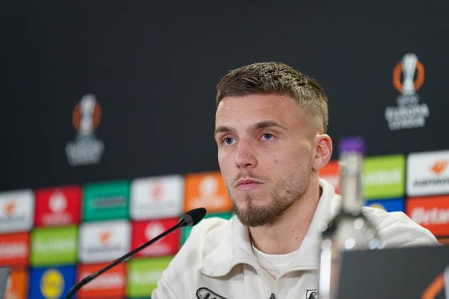 Fussball: UEFA Europa League 2025 26 Pressekonferenz Celtic FC vs VfB Stuttgart (Hinspiel) - Ermedin Demirovic (VfB Stuttgart, 9) bei der Pressekonferenz vor dem Hinspiel der UEFA Europa League zwischen Celtic Glasgow FC und VfB Stuttgart in Glasgow, Schottland, am 18. Februar 2026. Copyright: xJOERANxSTEINSIEKx
