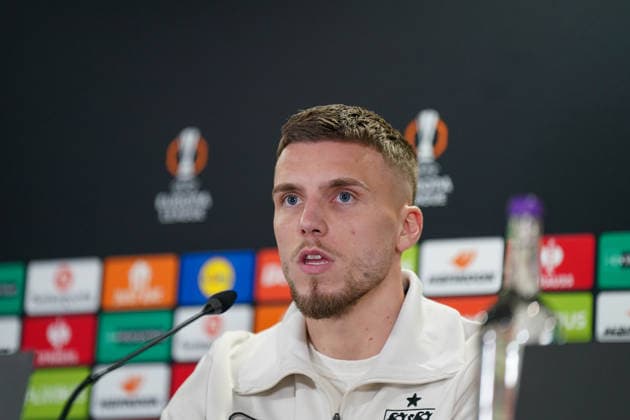 Fussball: UEFA Europa League 2025 26 Pressekonferenz Celtic FC vs VfB Stuttgart (Hinspiel) - Ermedin Demirovic (VfB Stuttgart, 9) bei der Pressekonferenz vor dem Hinspiel der UEFA Europa League zwischen Celtic Glasgow FC und VfB Stuttgart in Glasgow, Schottland, am 18. Februar 2026. Copyright: xJOERANxSTEINSIEKx