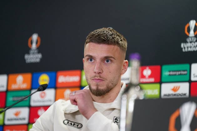 Fussball: UEFA Europa League 2025 26 Pressekonferenz Celtic FC vs VfB Stuttgart (Hinspiel) - Ermedin Demirovic (VfB Stuttgart, 9) bei der Pressekonferenz vor dem Hinspiel der UEFA Europa League zwischen Celtic Glasgow FC und VfB Stuttgart in Glasgow, Schottland, am 18. Februar 2026. Copyright: xJOERANxSTEINSIEKx