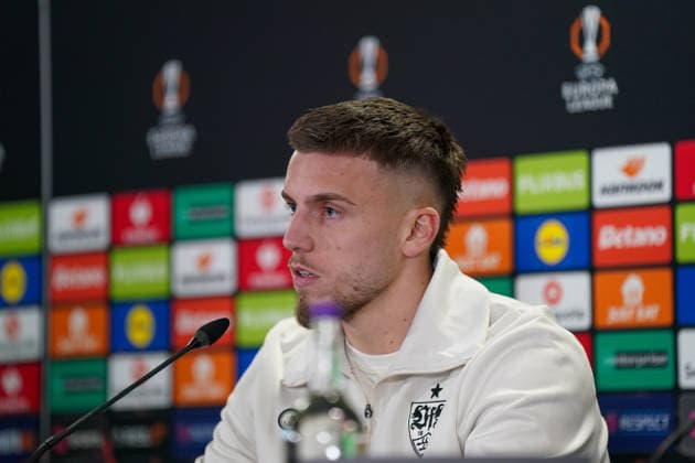 Fussball: UEFA Europa League 2025 26 Pressekonferenz Celtic FC vs VfB Stuttgart (Hinspiel) - Ermedin Demirovic (VfB Stuttgart, 9) bei der Pressekonferenz vor dem Hinspiel der UEFA Europa League zwischen Celtic Glasgow FC und VfB Stuttgart in Glasgow, Schottland, am 18. Februar 2026. Copyright: xJOERANxSTEINSIEKx