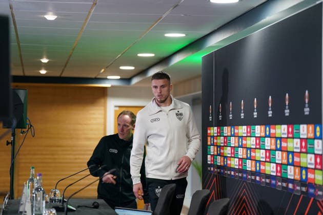 Fussball: UEFA Europa League 2025 26 Pressekonferenz Celtic FC vs VfB Stuttgart (Hinspiel) - Ermedin Demirovic (VfB Stuttgart, 9) bei der Pressekonferenz vor dem Hinspiel der UEFA Europa League zwischen Celtic Glasgow FC und VfB Stuttgart in Glasgow, Schottland, am 18. Februar 2026. Copyright: xJOERANxSTEINSIEKx