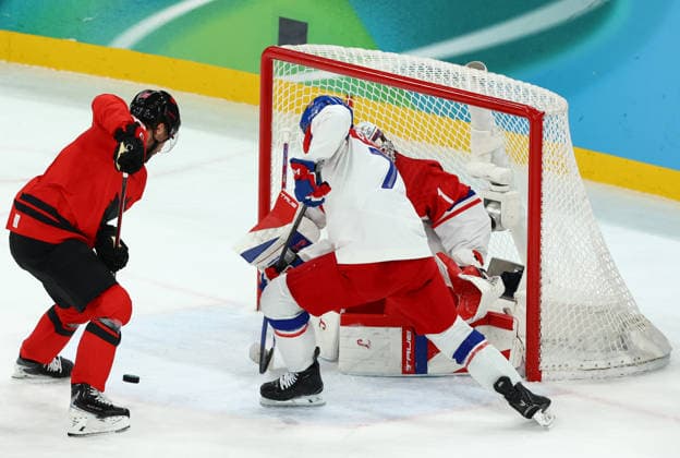 February 18, 2026, Milan, Lombardy, Italy: BRANDON HAGEL 38 of Canada attempts to score a goal in the Quarterfinal game between Team Canada (CAN) and Team Czechia (CZE) at the Milano Cortina 2026 Olympic Games, Olympische Spiele, Olympia, OS Olympics 2026: Milano Cortina: Ice hockey, Eishockey Men: CAN:CZE  - ZUMAc179 20260218_oly_c179_065 Copyright: xMickaelxChavetx