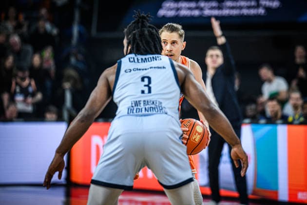 Neu Ulm, Deutschland, 18.02.26: Chris Clemons (EWE Baskets Oldenburg) und Thomas Klepeisz (ratiopharm ulm) im Zweikampf waehrend des Basketball Bundesliga Spiels zwischen ratiopharm ulm vs EWE Baskets Oldenburg in der ratiopharm Arena am 18. Februar 2026 in Neu Ulm, Deutschland. (Foto von Harry Langer DeFodi Images) ratiopharm Arena, Germany, 18.02.26: Chris Clemons (EWE Baskets Oldenburg) und Thomas Klepeisz (ratiopharm ulm) battle for the ball during the Basketball Bundesliga match between ratiopharm ulm vs EWE Baskets Oldenburg at Neu Ulm on February 18, 2026 in ratiopharm Arena, Germany. (Photo by Harry Langer DeFodi Images) (Photo by Harry Langer DeFodi Images) -