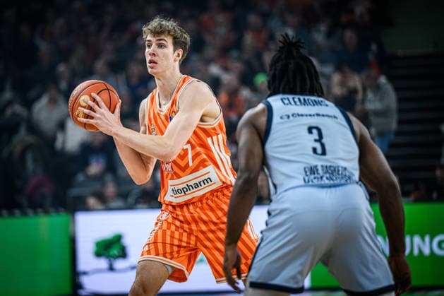 Neu Ulm, Deutschland, 18.02.26: Tobias Jensen (ratiopharm ulm) und Chris Clemons (EWE Baskets Oldenburg) im Zweikampf waehrend des Basketball Bundesliga Spiels zwischen ratiopharm ulm vs EWE Baskets Oldenburg in der ratiopharm Arena am 18. Februar 2026 in Neu Ulm, Deutschland. (Foto von Harry Langer DeFodi Images) ratiopharm Arena, Germany, 18.02.26: Tobias Jensen (ratiopharm ulm) und Chris Clemons (EWE Baskets Oldenburg) battle for the ball during the Basketball Bundesliga match between ratiopharm ulm vs EWE Baskets Oldenburg at Neu Ulm on February 18, 2026 in ratiopharm Arena, Germany. (Photo by Harry Langer DeFodi Images) (Photo by Harry Langer DeFodi Images) -