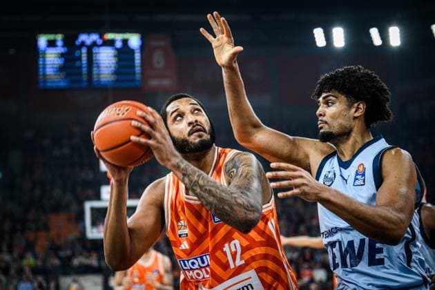 Neu Ulm, Deutschland, 18.02.26: Joel Soriano (ratiopharm ulm) und Joel Harms (EWE Baskets Oldenburg) im Zweikampf waehrend des Basketball Bundesliga Spiels zwischen ratiopharm ulm vs EWE Baskets Oldenburg in der ratiopharm Arena am 18. Februar 2026 in Neu Ulm, Deutschland. (Foto von Harry Langer DeFodi Images) ratiopharm Arena, Germany, 18.02.26: Joel Soriano (ratiopharm ulm) und Joel Harms (EWE Baskets Oldenburg) battle for the ball during the Basketball Bundesliga match between ratiopharm ulm vs EWE Baskets Oldenburg at Neu Ulm on February 18, 2026 in ratiopharm Arena, Germany. (Photo by Harry Langer DeFodi Images) (Photo by Harry Langer DeFodi Images) -
