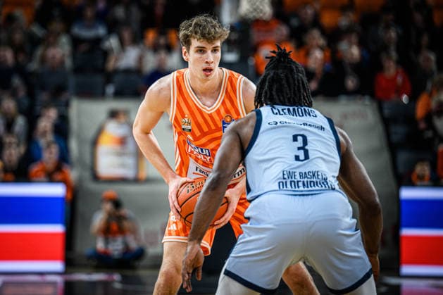 Neu Ulm, Deutschland, 18.02.26: Tobias Jensen (ratiopharm ulm) und Chris Clemons (EWE Baskets Oldenburg) im Zweikampf waehrend des Basketball Bundesliga Spiels zwischen ratiopharm ulm vs EWE Baskets Oldenburg in der ratiopharm Arena am 18. Februar 2026 in Neu Ulm, Deutschland. (Foto von Harry Langer DeFodi Images) ratiopharm Arena, Germany, 18.02.26: Tobias Jensen (ratiopharm ulm) und Chris Clemons (EWE Baskets Oldenburg) battle for the ball during the Basketball Bundesliga match between ratiopharm ulm vs EWE Baskets Oldenburg at Neu Ulm on February 18, 2026 in ratiopharm Arena, Germany. (Photo by Harry Langer DeFodi Images) (Photo by Harry Langer DeFodi Images) -