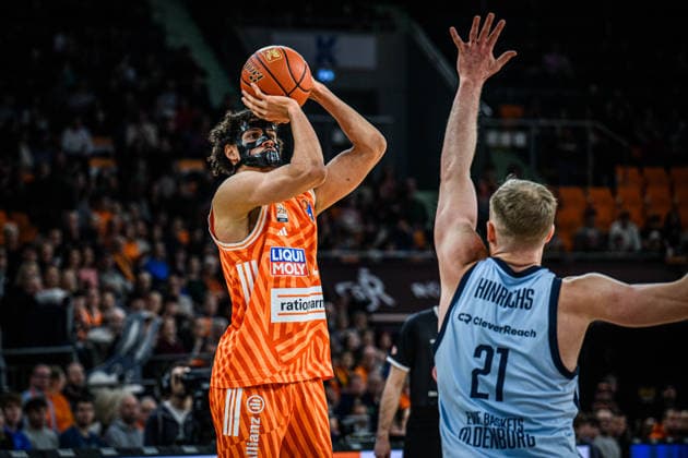 Neu Ulm, Deutschland, 18.02.26: Alec Anigbata (ratiopharm ulm) und Seth Hinrichs (EWE Baskets Oldenburg) im Zweikampf waehrend des Basketball Bundesliga Spiels zwischen ratiopharm ulm vs EWE Baskets Oldenburg in der ratiopharm Arena am 18. Februar 2026 in Neu Ulm, Deutschland. (Foto von Harry Langer DeFodi Images) ratiopharm Arena, Germany, 18.02.26: Alec Anigbata (ratiopharm ulm) und Seth Hinrichs (EWE Baskets Oldenburg) battle for the ball during the Basketball Bundesliga match between ratiopharm ulm vs EWE Baskets Oldenburg at Neu Ulm on February 18, 2026 in ratiopharm Arena, Germany. (Photo by Harry Langer DeFodi Images) (Photo by Harry Langer DeFodi Images) -