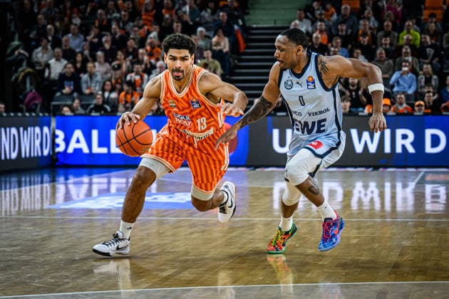 Neu Ulm, Deutschland, 18.02.26: Mark Smith (ratiopharm ulm) und Kyle Lofton (EWE Baskets Oldenburg) im Zweikampf waehrend des Basketball Bundesliga Spiels zwischen ratiopharm ulm vs EWE Baskets Oldenburg in der ratiopharm Arena am 18. Februar 2026 in Neu Ulm, Deutschland. (Foto von Harry Langer DeFodi Images) ratiopharm Arena, Germany, 18.02.26: Mark Smith (ratiopharm ulm) und Kyle Lofton (EWE Baskets Oldenburg) battle for the ball during the Basketball Bundesliga match between ratiopharm ulm vs EWE Baskets Oldenburg at Neu Ulm on February 18, 2026 in ratiopharm Arena, Germany. (Photo by Harry Langer DeFodi Images) (Photo by Harry Langer DeFodi Images) -