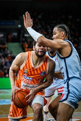 Neu Ulm, Deutschland, 18.02.26: Christopher Ledlum (ratiopharm ulm) und Nicholas Tischler (EWE Baskets Oldenburg) im Zweikampf waehrend des Basketball Bundesliga Spiels zwischen ratiopharm ulm vs EWE Baskets Oldenburg in der ratiopharm Arena am 18. Februar 2026 in Neu Ulm, Deutschland. (Foto von Harry Langer DeFodi Images) ratiopharm Arena, Germany, 18.02.26: Christopher Ledlum (ratiopharm ulm) und Nicholas Tischler (EWE Baskets Oldenburg) battle for the ball during the Basketball Bundesliga match between ratiopharm ulm vs EWE Baskets Oldenburg at Neu Ulm on February 18, 2026 in ratiopharm Arena, Germany. (Photo by Harry Langer DeFodi Images) (Photo by Harry Langer DeFodi Images) -