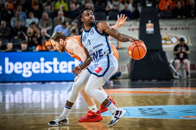 Neu Ulm, Deutschland, 18.02.26: Christian Sengfelder (ratiopharm ulm) und Chris Clemons (EWE Baskets Oldenburg) im Zweikampf waehrend des Basketball Bundesliga Spiels zwischen ratiopharm ulm vs EWE Baskets Oldenburg in der ratiopharm Arena am 18. Februar 2026 in Neu Ulm, Deutschland. (Foto von Harry Langer DeFodi Images) ratiopharm Arena, Germany, 18.02.26: Christian Sengfelder (ratiopharm ulm) und Chris Clemons (EWE Baskets Oldenburg) battle for the ball during the Basketball Bundesliga match between ratiopharm ulm vs EWE Baskets Oldenburg at Neu Ulm on February 18, 2026 in ratiopharm Arena, Germany. (Photo by Harry Langer DeFodi Images) (Photo by Harry Langer DeFodi Images) -