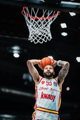 Easycredit BBL: Basketball Braunschweig Löwen - Fitness First Würzburger Baskets, 18.02.26 David Muenkat (Würzburg Baskets, 55) Punkt den Ball; Easycredit BBL: Basketball Braunschweig Löwen vs. Fitness First Würzburger Baskets am 18.02.2026 in der Volkswagen Halle, Braunschweig Copyright: xBEAUTIFULxSPORTS Tonhäuserx