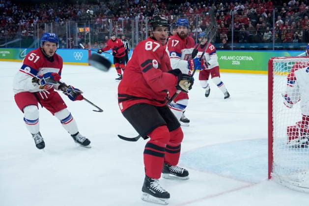 February 18, 2026, Milan, ITALY: Canada s Sidney Crosby (87), Czechia s Radim Simek (51) and Filip Hronek (17) watch the puck bounce off the glass during the first period of a quarterfinal men s hockey game at the 2026 Winter Olympics, in Milan, on Wednesday, Feb. 18, 2026. Canada News - February 18, 2026  - ZUMAc35_ 20260218_zaf_c35_088 Copyright: xDarrylxDyckx