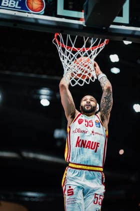 Easycredit BBL: Basketball Braunschweig Löwen - Fitness First Würzburger Baskets, 18.02.26 David Muenkat (Würzburg Baskets, 55) Punkt den Ball; Easycredit BBL: Basketball Braunschweig Löwen vs. Fitness First Würzburger Baskets am 18.02.2026 in der Volkswagen Halle, Braunschweig Copyright: xBEAUTIFULxSPORTS Tonhäuserx