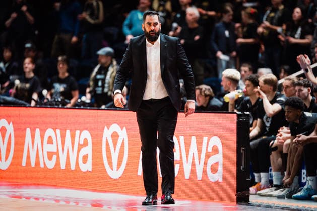 Easycredit BBL: Basketball Braunschweig Löwen - Fitness First Würzburger Baskets, 18.02.26 Ramon Diaz (Trainer Basketball Löwen Braunschweig); Easycredit BBL: Basketball Braunschweig Löwen vs. Fitness First Würzburger Baskets am 18.02.2026 in der Volkswagen Halle, Braunschweig Copyright: xBEAUTIFULxSPORTS Tonhäuserx