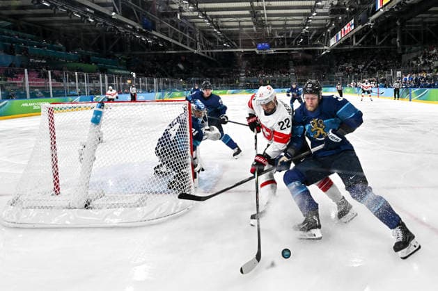 18 02 2026, Milano, Rho Ice hockey, Eishockey Arena, Winter Olympics: Finland - Switzerland (Ice Hockey), Nino Niederreiter of Switzerland (L) and Nikolas Matinpalo of Finland (R) battle for the puck behind goalkeeper Juuse Saros of Finland Milano Rho Ice Hockey Arena Lombardy Italy *** 18 02 2026, Milano, Rho Ice Hockey Arena, Winter Olympics Finland Switzerland Ice Hockey , Nino Niederreiter of Switzerland L and Nikolas Matinpalo of Finland R battle for the puck behind goalkeeper Juuse Saros of Finland Milano Rho Ice Hockey Arena Lombardy Italy Copyright: xJustPictures.ch AndreaxBrancax jp-en-AnBr-AB-DSC_994918022026