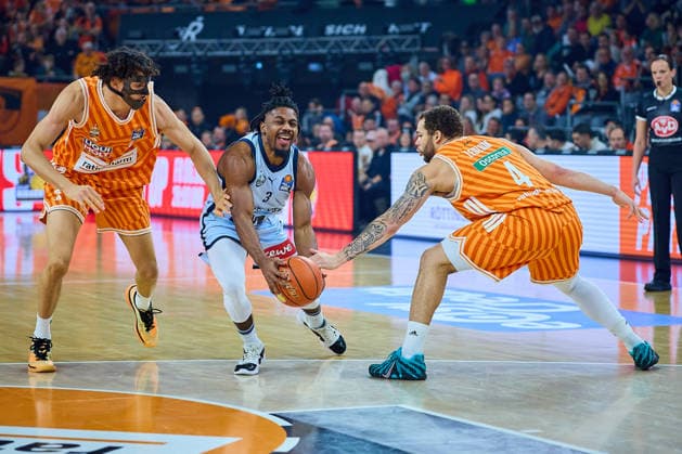 Alec Anigbata (ratiopharm ulm, 21), Chris Clemons (EWE Baskets Oldenburg, 03), Christopher Ledlum (ratiopharm ulm, 04) GER, ratiopharm ulm vs. EWE Baskets Oldenburg, Basketball, 19. Spieltag, EasyCredit BBL, Spielzeit 2025 2026, 18.02.2026 GER, ratiopharm ulm vs. EWE Baskets Oldenburg, Basketball, 19. Spieltag, EasyCredit BBL, Spielzeit 2025 2026, 18.02.2026 Neu-Ulm Copyright: xEibner-Pressefoto GeraldxOelze-dexStoppanyx EP_ODS