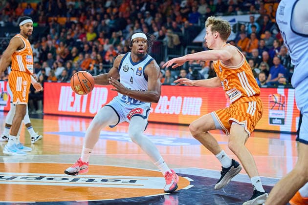 Brian Fobbs (EWE Baskets Oldenburg, 04), Tobias Jensen (ratiopharm ulm, 07) GER, ratiopharm ulm vs. EWE Baskets Oldenburg, Basketball, 19. Spieltag, EasyCredit BBL, Spielzeit 2025 2026, 18.02.2026 GER, ratiopharm ulm vs. EWE Baskets Oldenburg, Basketball, 19. Spieltag, EasyCredit BBL, Spielzeit 2025 2026, 18.02.2026 Neu-Ulm Copyright: xEibner-Pressefoto GeraldxOelze-dexStoppanyx EP_ODS