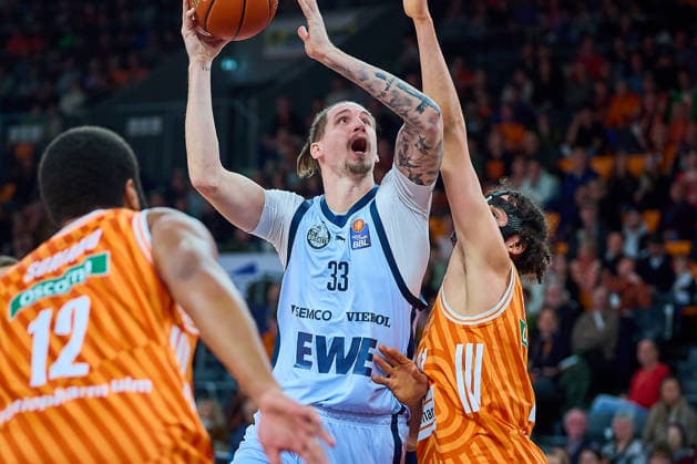 Zweikampf, Duell zwischen Tomislav Zubcic (EWE Baskets Oldenburg, 33) und Alec Anigbata (ratiopharm ulm, 21) unter dem Korb GER, ratiopharm ulm vs. EWE Baskets Oldenburg, Basketball, 19. Spieltag, EasyCredit BBL, Spielzeit 2025 2026, 18.02.2026 GER, ratiopharm ulm vs. EWE Baskets Oldenburg, Basketball, 19. Spieltag, EasyCredit BBL, Spielzeit 2025 2026, 18.02.2026 Neu-Ulm Copyright: xEibner-Pressefoto GeraldxOelze-dexStoppanyx EP_ODS