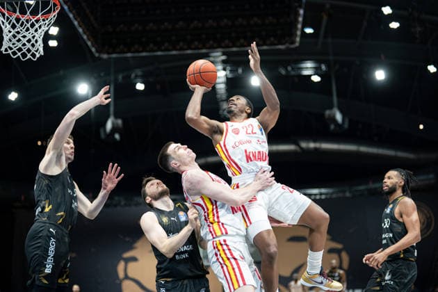 Johnathan Stove (Nr. 22 Wuerzburg Baskets) in der Luft gegen Luka Scuka (Nr. 5 Basketball Loewen Braunschweig) GER, Basketball Loewen Braunschweig gegen Wuerzburg Baskets, Basketball, easyCredit BBL, Spieltag 21, Spielzeit 2025 26, 18.02.2026 GER, Basketball Loewen Braunschweig gegen Wuerzburg Baskets, Basketball, easyCredit BBL, Spieltag 21, Spielzeit 2025 26, 18.02.2026 Braunschweig Copyright: xEibner-Pressefoto DanielxREINELTx EP_DRT