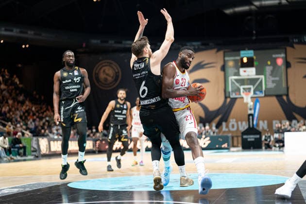 Eddy Edigin (Nr. 27 Wuerzburg Baskets) gegen Ferdinand Zylka (Nr. 6 Basketball Loewen Braunschweig) GER, Basketball Loewen Braunschweig gegen Wuerzburg Baskets, Basketball, easyCredit BBL, Spieltag 21, Spielzeit 2025 26, 18.02.2026 GER, Basketball Loewen Braunschweig gegen Wuerzburg Baskets, Basketball, easyCredit BBL, Spieltag 21, Spielzeit 2025 26, 18.02.2026 Braunschweig Copyright: xEibner-Pressefoto DanielxREINELTx EP_DRT