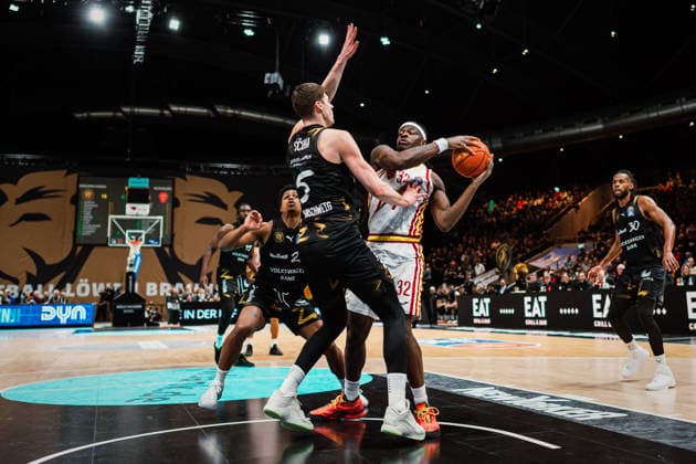 Easycredit BBL: Basketball Braunschweig Löwen - Fitness First Würzburger Baskets, 18.02.26 Darius Thompson (Würzburg Baskets, 32) gegen Luka ä?uka (Basketball Löwen Braunschweig, 5); Easycredit BBL: Basketball Braunschweig Löwen vs. Fitness First Würzburger Baskets am 18.02.2026 in der Volkswagen Halle, Braunschweig Copyright: xBEAUTIFULxSPORTS Tonhäuserx