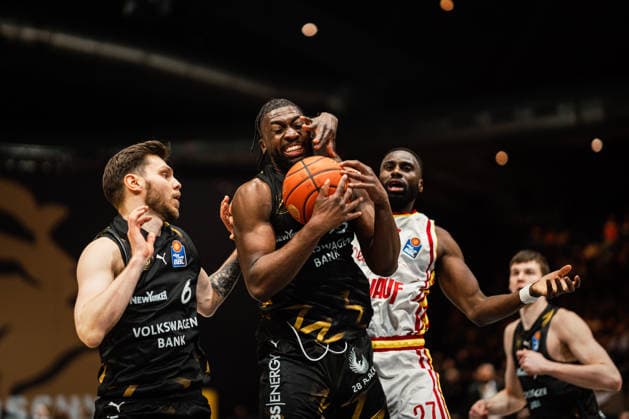 Easycredit BBL: Basketball Braunschweig Löwen - Fitness First Würzburger Baskets, 18.02.26 Ferdinand Zylka (Basketball Löwen Braunschweig, 6) und Oladapo Shittu (Basketball Löwen Braunschweig, 45) dahinter Eddy Edigin Jr. (Würzburg Baskets, 27); Easycredit BBL: Basketball Braunschweig Löwen vs. Fitness First Würzburger Baskets am 18.02.2026 in der Volkswagen Halle, Braunschweig Copyright: xBEAUTIFULxSPORTS Tonhäuserx
