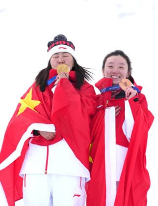 (260218) -- LIVIGNO, Feb. 18, 2026 -- Gold medalist Xu Mengtao (L) of China and bronze medalist Shao Qi of China pose for photos during the awarding ceremony of the freestyle skiing women s aerials at the Milan-Cortina 2026 Olympic Winter games, Winterspiele,Spiele, Summer games in Livigno, Italy, Feb. 18, 2026. ) (MICO2026)ITALY-LIVIGNO-OLYMPIC WINTER GAMES-FREESTYLE SKIING-WOMEN S AERIALS-FINAL HuxChao 