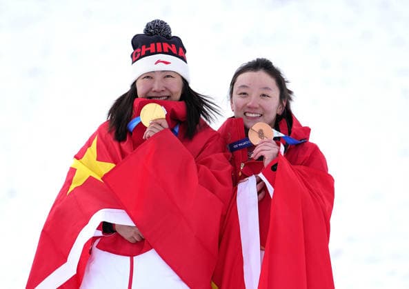 (260218) -- LIVIGNO, Feb. 18, 2026 -- Gold medalist Xu Mengtao (L) of China and bronze medalist Shao Qi of China pose for photos during the awarding ceremony of the freestyle skiing women s aerials at the Milan-Cortina 2026 Olympic Winter games, Winterspiele,Spiele, Summer games in Livigno, Italy, Feb. 18, 2026. ) (MICO2026)ITALY-LIVIGNO-OLYMPIC WINTER GAMES-FREESTYLE SKIING-WOMEN S AERIALS-FINAL HuxChao 