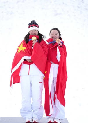 (260218) -- LIVIGNO, Feb. 18, 2026 -- Gold medalist Xu Mengtao (L) of China and bronze medalist Shao Qi of China pose for photos during the awarding ceremony of the freestyle skiing women s aerials at the Milan-Cortina 2026 Olympic Winter games, Winterspiele,Spiele, Summer games in Livigno, Italy, Feb. 18, 2026. ) (MICO2026)ITALY-LIVIGNO-OLYMPIC WINTER GAMES-FREESTYLE SKIING-WOMEN S AERIALS-FINAL HuxChao 