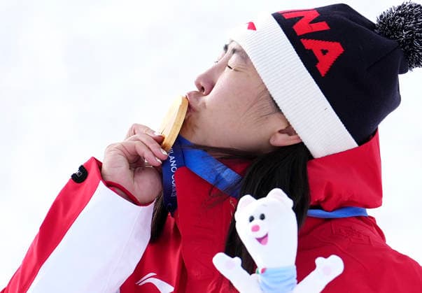 (260218) -- LIVIGNO, Feb. 18, 2026 -- Gold medalist Xu Mengtao of China kisses her medal during the awarding ceremony of the freestyle skiing women s aerials at the Milan-Cortina 2026 Olympic Winter games, Winterspiele,Spiele, Summer games in Livigno, Italy, Feb. 18, 2026. ) (MICO2026)ITALY-LIVIGNO-OLYMPIC WINTER GAMES-FREESTYLE SKIING-WOMEN S AERIALS-FINAL HuxChao 