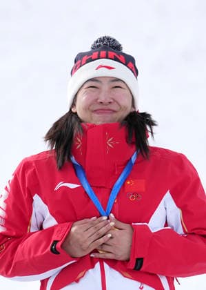 (260218) -- LIVIGNO, Feb. 18, 2026 -- Gold medalist Xu Mengtao of China reacts during the awarding ceremony of the freestyle skiing women s aerials at the Milan-Cortina 2026 Olympic Winter games, Winterspiele,Spiele, Summer games in Livigno, Italy, Feb. 18, 2026. ) (MICO2026)ITALY-LIVIGNO-OLYMPIC WINTER GAMES-FREESTYLE SKIING-WOMEN S AERIALS-FINAL HuxChao 