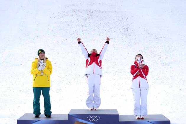 (260218) -- LIVIGNO, Feb. 18, 2026 -- Gold medalist Xu Mengtao (C) of China, silver medalist Danielle Scott (L) of Australia and bronze medalist Shao Qi of China pose for photos during the awarding ceremony of the freestyle skiing women s aerials at the Milan-Cortina 2026 Olympic Winter games, Winterspiele,Spiele, Summer games in Livigno, Italy, Feb. 18, 2026. ) (MICO2026)ITALY-LIVIGNO-OLYMPIC WINTER GAMES-FREESTYLE SKIING-WOMEN S AERIALS-FINAL HuxChao 