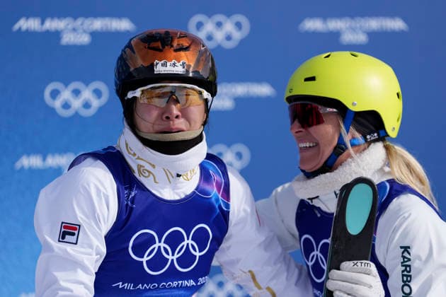 (260218) -- LIVIGNO, Feb. 18, 2026 -- Xu Mengtao (L) of China and Danielle Scott of Australia react after the freestyle skiing women s aerials final 2 at the Milan-Cortina 2026 Olympic Winter games, Winterspiele,Spiele, Summer games in Livigno, Italy, Feb. 18, 2026. ) (MICO2026)ITALY-LIVIGNO-OLYMPIC WINTER GAMES-FREESTYLE SKIING-WOMEN S AERIALS-FINAL HuxChao 