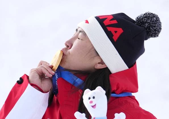 (260218) -- LIVIGNO, Feb. 18, 2026 -- Gold medalist Xu Mengtao of China kisses her medal during the awarding ceremony of the freestyle skiing women s aerials at the Milan-Cortina 2026 Olympic Winter games, Winterspiele,Spiele, Summer games in Livigno, Italy, Feb. 18, 2026. ) (MICO2026)ITALY-LIVIGNO-OLYMPIC WINTER GAMES-FREESTYLE SKIING-WOMEN S AERIALS-FINAL HuxChao 