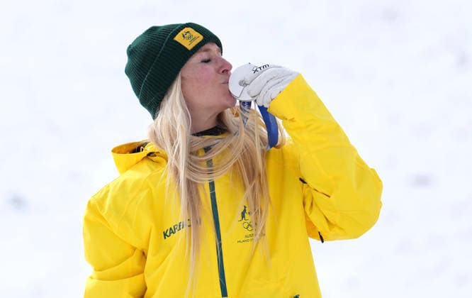 (260218) -- LIVIGNO, Feb. 18, 2026 -- Silver medalist Danielle Scott of Australia kisses her medal during the awarding ceremony of the freestyle skiing women s aerials at the Milan-Cortina 2026 Olympic Winter games, Winterspiele,Spiele, Summer games in Livigno, Italy, Feb. 18, 2026. ) (MICO2026)ITALY-LIVIGNO-OLYMPIC WINTER GAMES-FREESTYLE SKIING-WOMEN S AERIALS-FINAL HuxChao 