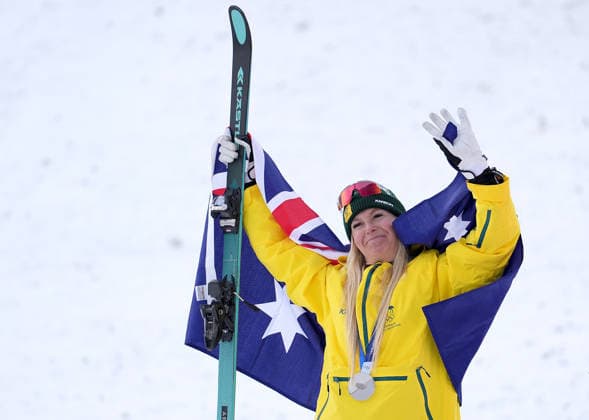 (260218) -- LIVIGNO, Feb. 18, 2026 -- Silver medalist Danielle Scott of Australia waves during the awarding ceremony of the freestyle skiing women s aerials at the Milan-Cortina 2026 Olympic Winter games, Winterspiele,Spiele, Summer games in Livigno, Italy, Feb. 18, 2026. ) (MICO2026)ITALY-LIVIGNO-OLYMPIC WINTER GAMES-FREESTYLE SKIING-WOMEN S AERIALS-FINAL HuxChao 