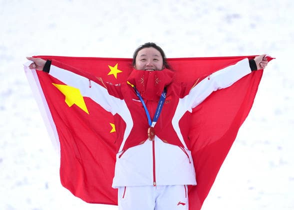 (260218) -- LIVIGNO, Feb. 18, 2026 -- Bronze medalist Shao Qi of China celebrates after the awarding ceremony of the freestyle skiing women s aerials at the Milan-Cortina 2026 Olympic Winter games, Winterspiele,Spiele, Summer games in Livigno, Italy, Feb. 18, 2026. ) (MICO2026)ITALY-LIVIGNO-OLYMPIC WINTER GAMES-FREESTYLE SKIING-WOMEN S AERIALS-FINAL HuxChao 