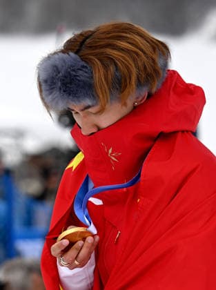 (260218) -- LIVIGNO, Feb. 18, 2026 -- Su Yiming of China looks at his medal after the awarding ceremony for the snowboard men s slopestyle at the Milan-Cortina 2026 Olympic Winter games, Winterspiele,Spiele, Summer games in Livigno, Italy, Feb. 18, 2026. ) (MICO2026)ITALY-LIVIGNO-OLYMPIC WINTER GAMES-SNOWBOARD-MEN S SLOPESTYLE-FINAL XiaxYifang 