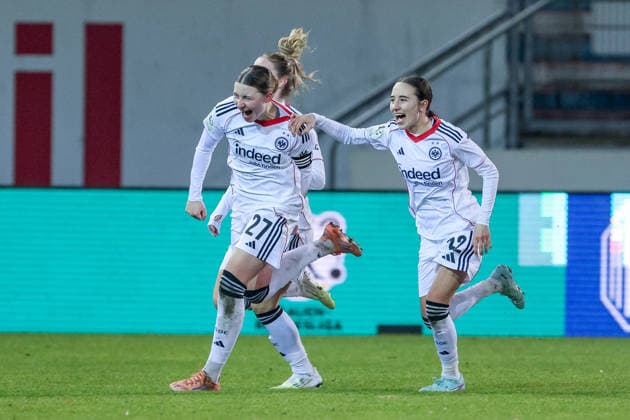 v.li.: Torschützin Tessa Zimmermann (Eintracht Frankfurt II, 27) und Emma Memminger (Eintracht Frankfurt II, 32) mit Torjubel, Jubel, jubeln, jubelt, optimistisch, Spielszene, Highlight, Freude über das Tor zum 1:2, DIE DFB-RICHTLINIEN UNTERSAGEN JEGLICHE NUTZUNG VON FOTOS ALS SEQUENZBILDER UND ODER VIDEOÄHNLICHE FOTOSTRECKEN. DFB REGULATIONS PROHIBIT ANY USE OF PHOTOGRAPHS AS IMAGE SEQUENCES AND OR QUASI-VIDEO., 18.02.2026, Meppen (Deutschland), Fussball, 2. Frauen-Bundesliga, SV Meppen - Eintracht Frankfurt II