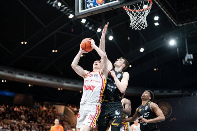 Christian Sklananowski (Nr. 19 Wuerzburg Baskets) gegen Luka Scuka (Nr. 5 Basketball Loewen Braunschweig) GER, Basketball Loewen Braunschweig gegen Wuerzburg Baskets, Basketball, easyCredit BBL, Spieltag 21, Spielzeit 2025 26, 18.02.2026 GER, Basketball Loewen Braunschweig gegen Wuerzburg Baskets, Basketball, easyCredit BBL, Spieltag 21, Spielzeit 2025 26, 18.02.2026 Braunschweig Copyright: xEibner-Pressefoto DanielxREINELTx EP_DRT