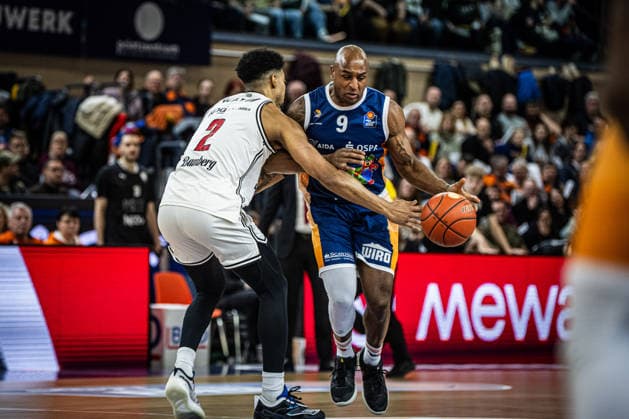 Rostock, Deutschland 18. Februar 2026: 1.BBL - 2025 2026 - Rostock Seawolves vs. Bamberg Baskets Im Bild: v. li. im Zweikampf Ibi Watson (Bamberg Baskets) und DeAndre Lansdowne (Rostock Seawolves) Copyright: xFotostandx xVoelkerx