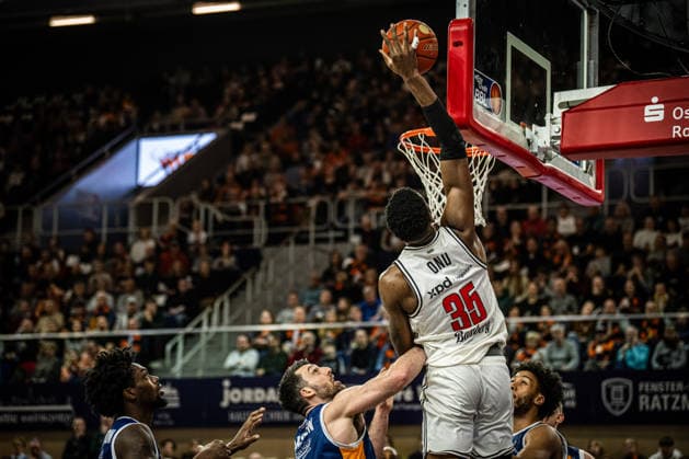 Rostock, Deutschland 18. Februar 2026: 1.BBL - 2025 2026 - Rostock Seawolves vs. Bamberg Baskets Im Bild: Ejiofor Onu (Bamberg Baskets) macht einen Dunk, dunkt Copyright: xFotostandx xVoelkerx