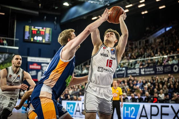 Rostock, Deutschland 18. Februar 2026: 1.BBL - 2025 2026 - Rostock Seawolves vs. Bamberg Baskets Im Bild: v. li. im Zweikampf Bent Leuchten (Rostock Seawolves) und Adrian Petkovic (Bamberg Baskets) Copyright: xFotostandx xVoelkerx