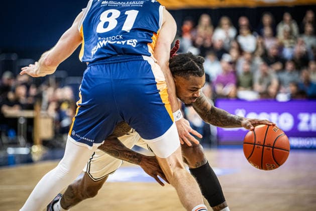 Rostock, Deutschland 18. Februar 2026: 1.BBL - 2025 2026 - Rostock Seawolves vs. Bamberg Baskets Im Bild: v. li. im Zweikampf Andy van Vliet (Rostock Seawolves) und Cobe Williams (Bamberg Baskets) Copyright: xFotostandx xVoelkerx