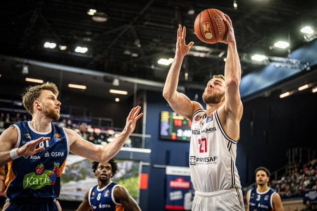 Rostock, Deutschland 18. Februar 2026: 1.BBL - 2025 2026 - Rostock Seawolves vs. Bamberg Baskets Im Bild: 2.v.li. Moritz Krimmer (Bamberg Baskets) wirft einen Korb Copyright: xFotostandx xVoelkerx
