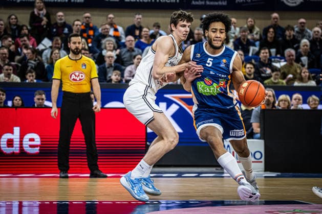 Rostock, Deutschland 18. Februar 2026: 1.BBL - 2025 2026 - Rostock Seawolves vs. Bamberg Baskets Im Bild: v. li. im Zweikampf Richard Balint (Bamberg Baskets) und D Shawn Schwartz (Rostock Seawolves) Copyright: xFotostandx xVoelkerx