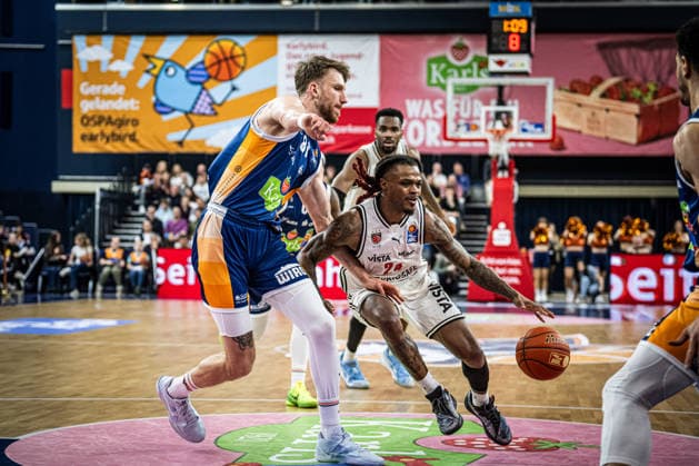 Rostock, Deutschland 18. Februar 2026: 1.BBL - 2025 2026 - Rostock Seawolves vs. Bamberg Baskets Im Bild: v. li. im Zweikampf Andy van Vliet (Rostock Seawolves) und Cobe Williams (Bamberg Baskets) Copyright: xFotostandx xVoelkerx